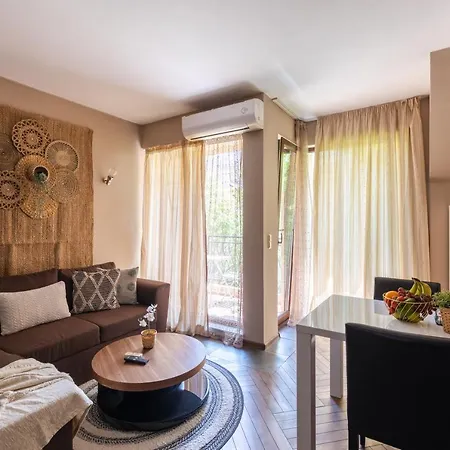 Апартамент Quiet Maisonette メ Free Parking